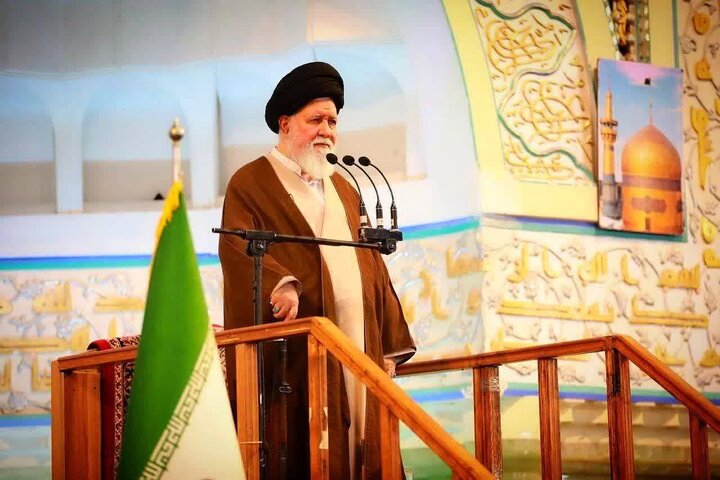باید با استقامت، به هیچ وجه تسلیم دشمن نشویم