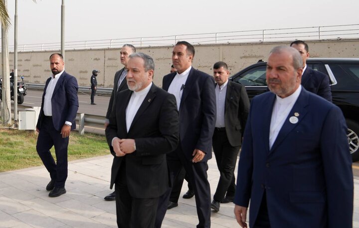 ادای احترام وزیر امور خارجه به یادبود فرماندهان شهید مقاومت