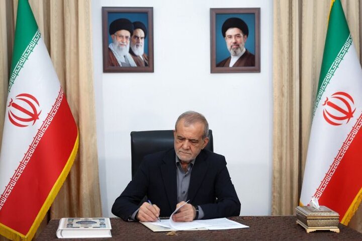 پزشکیان درگذشت پدر شهید والامقام امیر سپهبد موسوی را تسلیت گفت