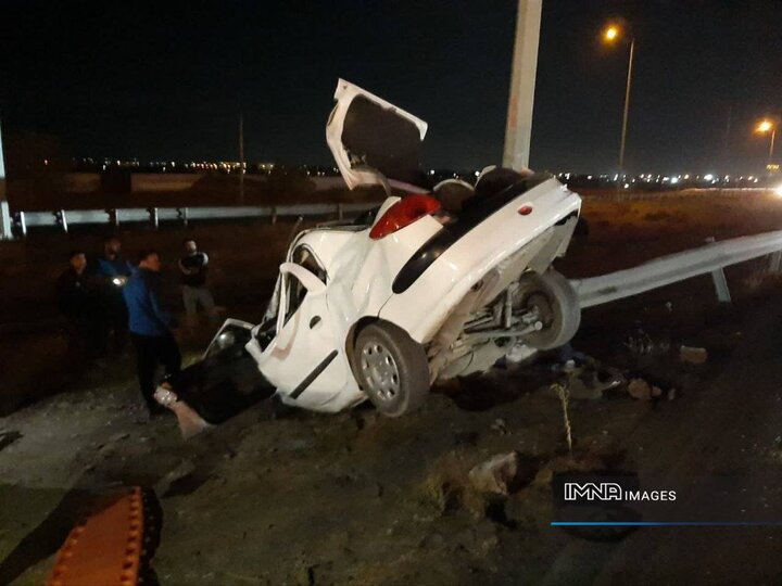 ۲ فوتی بر اثر برخورد شدید پژو ۲۰۶ با تیر چراغ برق در محور نیشابور ـ مشهد