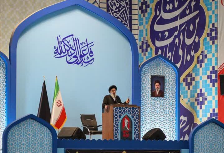 امام جمعه کرج: حفظ وحدت جامعه و مقابله با جنگ روانی دشمن، ضرورتی راهبردی است