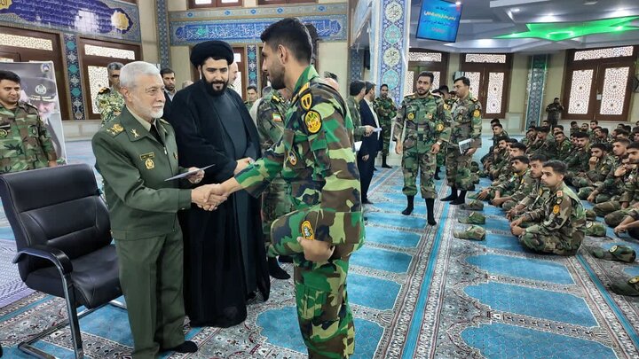 اعطای عطیه فرماندهی معظم کل قوا به دانش آموختگان دانشگاه افسری امام علی (ع)