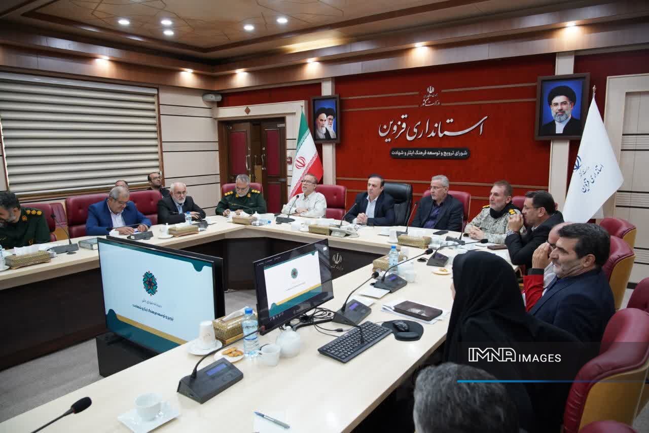 مشکلات تأمین زمین خانواده‌های شهدا و ایثارگران با جدیت پیگیری شود