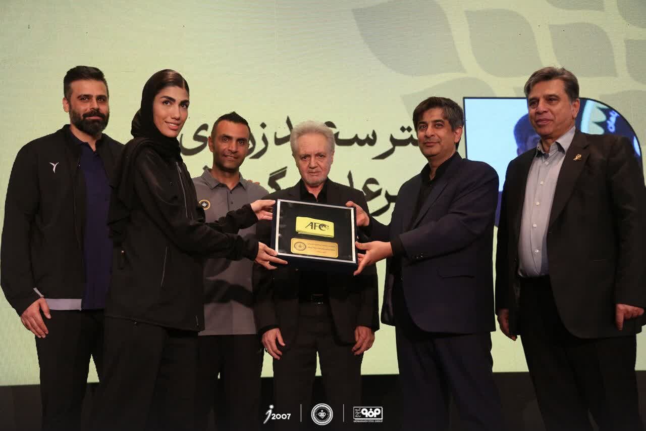 اهدای بازوبند کاپیتانی و یادبود پهلوانی به مدیرعامل فولاد مبارکه