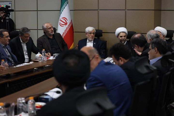 عارف: دشمن با جنگ اقتصادی سرمایه اجتماعی کشور و نظام را هدف قرار داده است