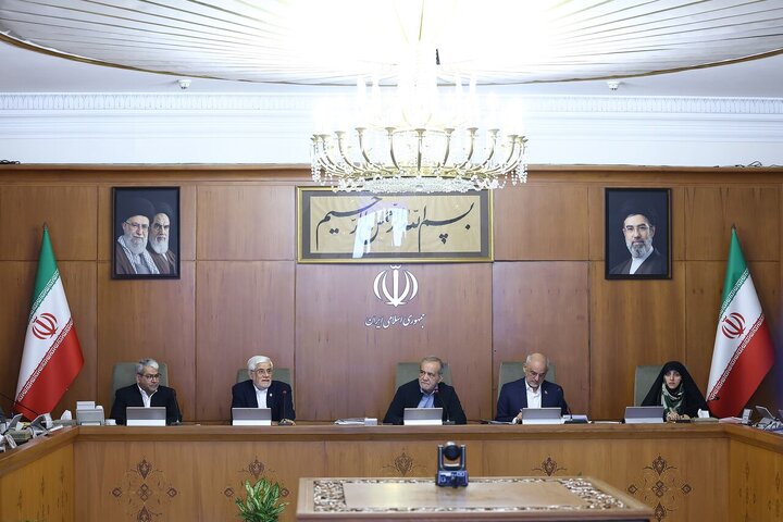 دولت برای تحقق تدابیر رهبر معظم انقلاب و عبور کشور از شرایط «نه جنگ، نه صلح» تلاش می‌کند