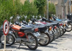 ببخشید آقا مگه پیاده رو جای پارک موتورسیکلته!!!