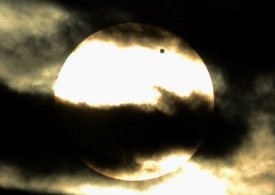 عکس‌های برگزیده جهانی: رژه دیدنی ناهید از مقابل خورشید