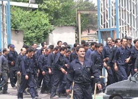 کارگران سیمان سپاهان اصفهان دست از کار کشیدند/ تجمع ۷۰۰ نفری