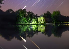 رد ستارگان در آسمان صبحگاهی