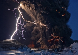 خاکستر و صاعقه بر فراز یک آتشفشان ایسلندی