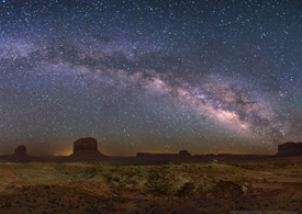 راه شیری برفراز دره یادبود