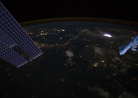 زمین تاریک و یک شبح سرخ