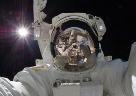 پرتره شخصی فضانوردی در خارج از زمین