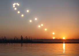 آنالمای طلوع خورشید به اضافه یک نقطه کوچک