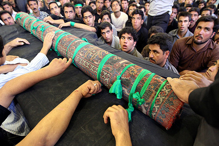 آیین سنتی مذهبی قالیشویان فین کاشان در مشهد اردهال  برگزار می شود