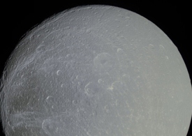 قمر دیون زحل با رنگ جزئی