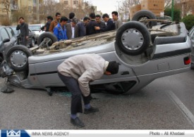 واژگونی پژو در هشت‌بهشت غربی و خسارت به دو خودروی پارک شده+گزارش تصویری