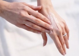 برای حفظ سلامت پوست در خانه تکانی از دستکش استفاده کنید