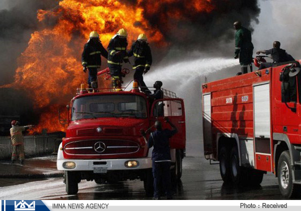 دلیل آتش‌سوزی انبار روغن نفت سپاهان هنوز مشخص نیست/ حضور ۳۰ خودرو اطفا حریق در محل حادثه