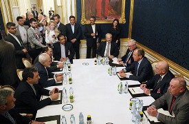 از تماشاي دربي پايتخت تا مذاكرات دوجانبه كري و ظريف در وين+ تصاوير