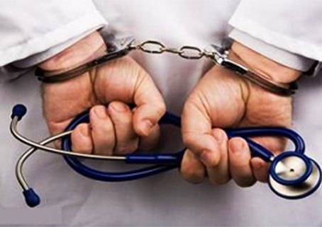 شایعه "حبس سه پزشك در اصفهان" صحت ندارد/ با قوت تمام، پيگير اصلاح قانون براي پزشكان هستیم