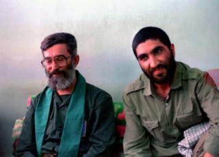 رهبرمعظم انقلاب سه مدال فتح بر سینه شهید کاظمی زدند