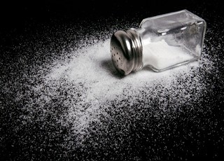 روزانه 5 گرم یا معادل یک قاشق چایخوری نمک مصرف کنید