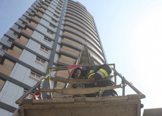 ساکنان برج 18 طبقه در خیابان برازنده از دودزدگی نجات یافتند+عکس