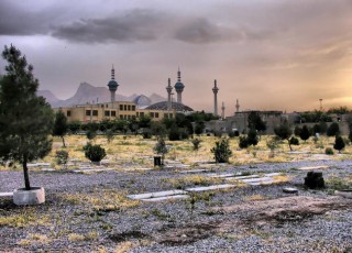 نام تخت فولاد، برگرفته از نام «بابا فولاد حلوایی» است