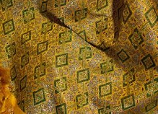 نقشی از زر، در تار و پود جامه‌ای فاخر