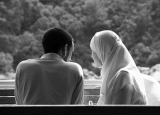 ابراز عشق به همسر در کلام معصومین