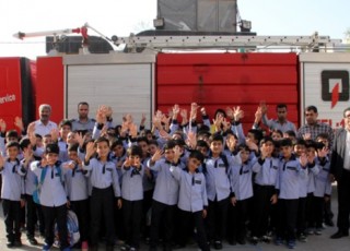 آموزش های ایمنی و آتش نشانی به دانش آموزان ارائه می شود