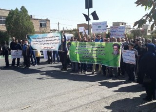تجمع اعتراض آمیز اهالی کمجان و طرقرود مقابل فرمانداری نطنز