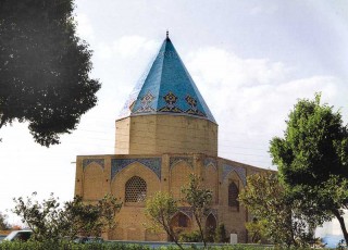 پیر طریقتی که در تخت فولاد آرمیده کیست؟