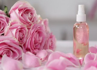 سرکه انگبین؛ درمان خانگی جوش صورت / گلاب؛ بهترین پاک کننده آرایش صورت است