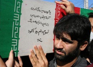 سنگ قبور شهدا آسانسور نیست که از آن بالا بروند