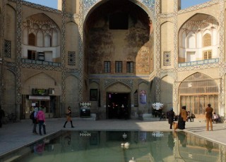 بازار قیصریه، شاهراهی در میدان نقش جهان