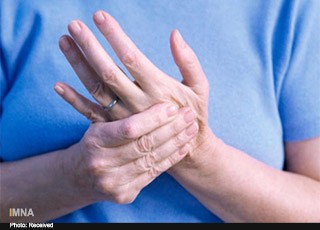 بی‌حسی انگشتان به علت گیرافتادن عصب "اولنا" در آرنج است